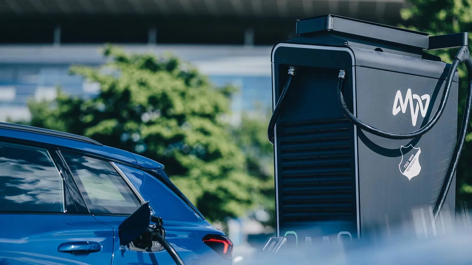 E-Auto lädt an einem MVV adepunkte 