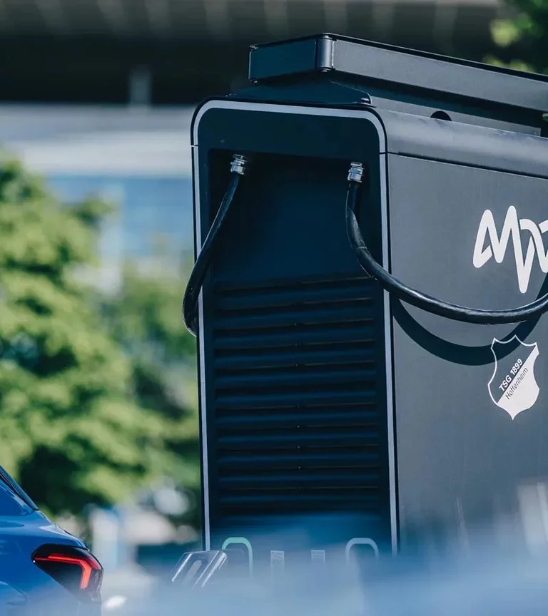 E-Auto lädt an einem MVV adepunkte 