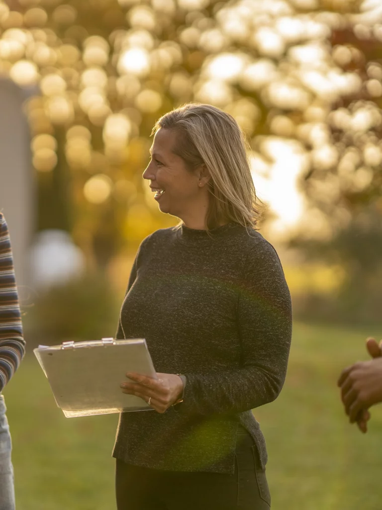 Personen arbeiten am Tisch