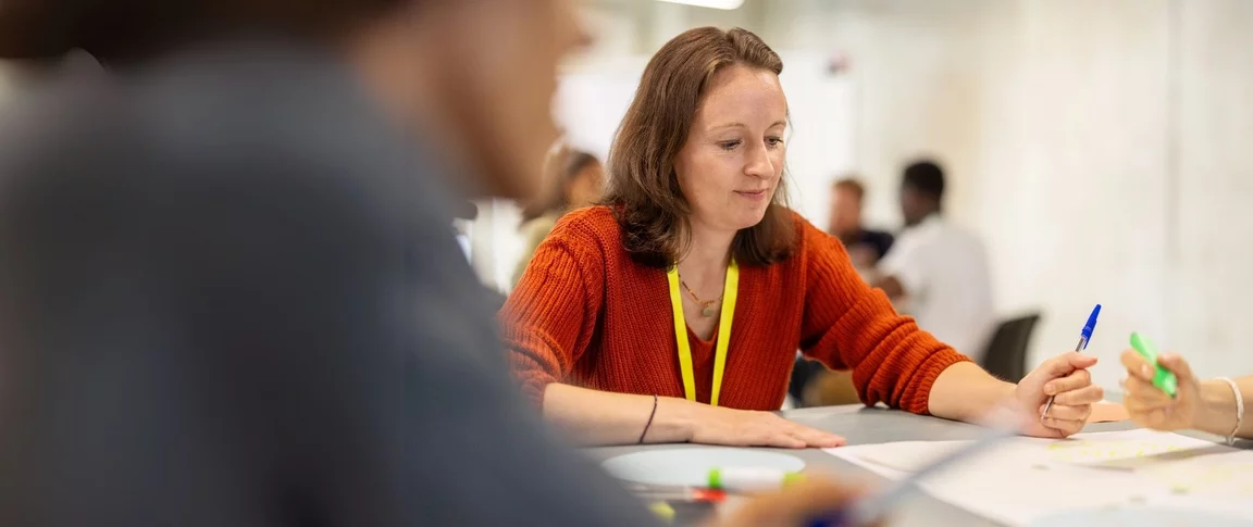 Personen arbeiten am Tisch